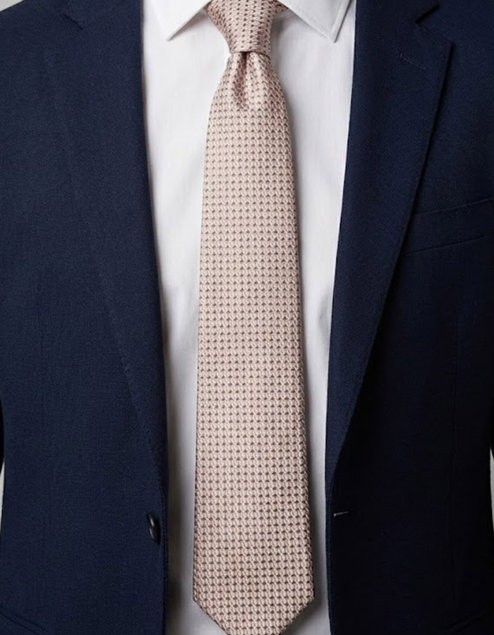 Luxe zijden das met verfijnd structuurdessin in lichtroze met beige nuance