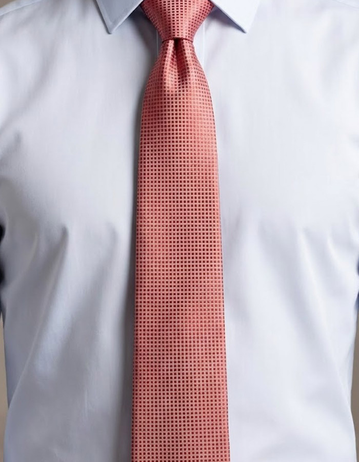 Luxe zijden das met verfijnd dessin in zalmroze