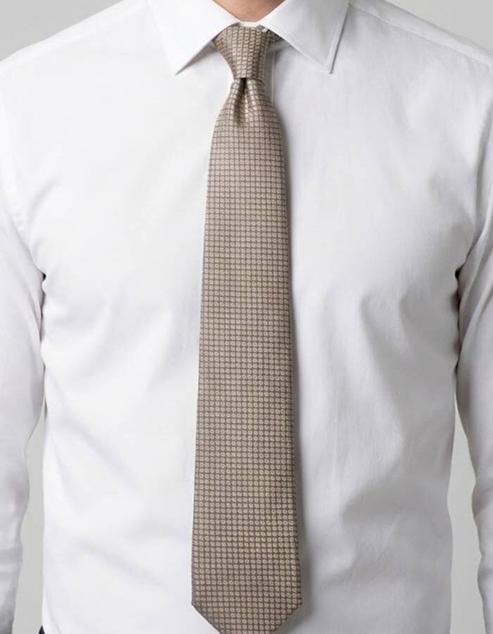 Luxe zijden das met fijn ruitdessin in beige en blauw