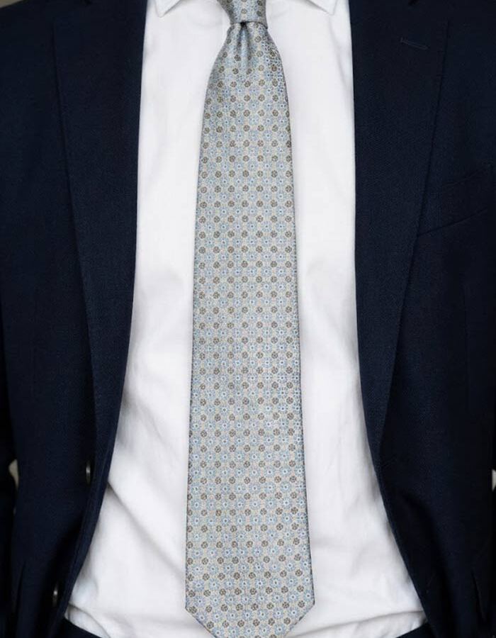 Luxe zijden das met verfijnd medaillon dessin in lichtblauw en beige