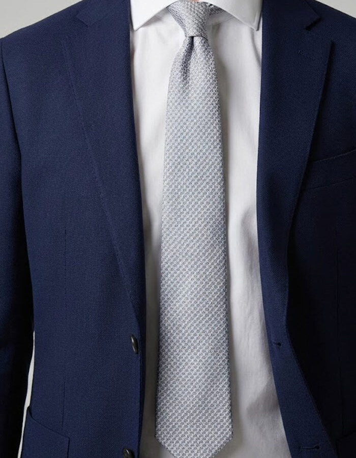 Luxe zijden das met fijn microdessin in lichtblauw en beige