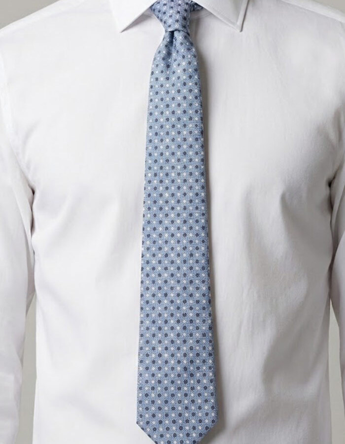 Luxe zijden das met microdessin in lichtblauw en navy