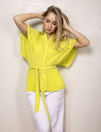 geplisseerde blouse met ceintuur