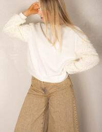 Witte sweater met sierlijke mouwen