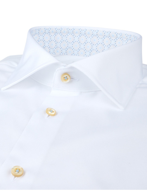 Wit twill hemd met contrastdetails en slimline pasvorm