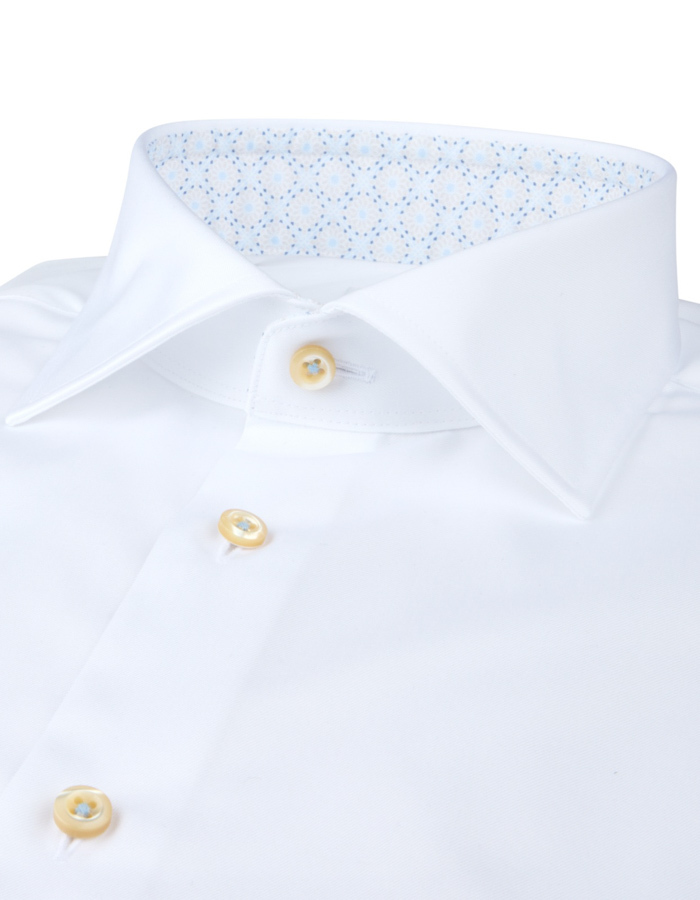 Wit twill hemd met contrastdetails en slimline pasvorm
