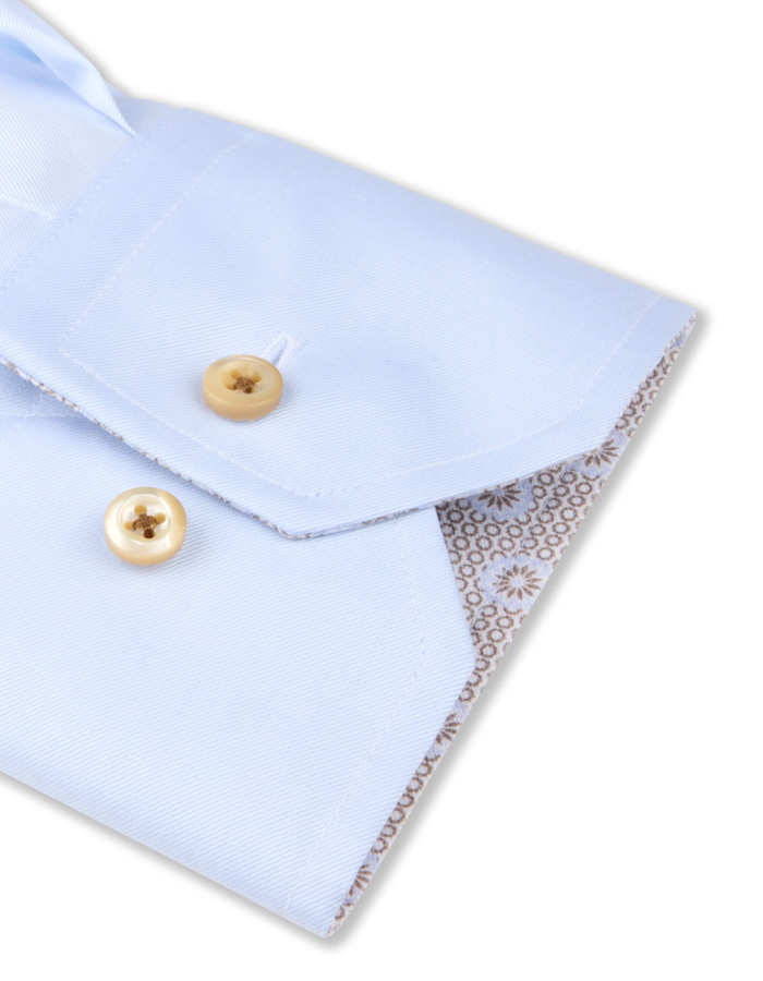 Lichtblauw twill hemd met contrastdetails en slimline pasvorm