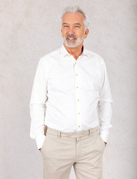 Champagnekleurig twill hemd met contrastdetails en slimline pasvorm