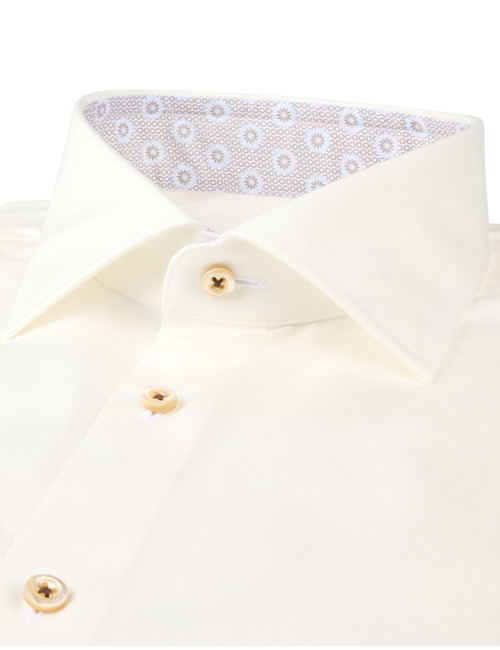 Champagnekleurig twill hemd met contrastdetails en slimline pasvorm
