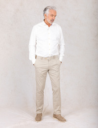 Champagnekleurig twill hemd met contrastdetails en slimline pasvorm