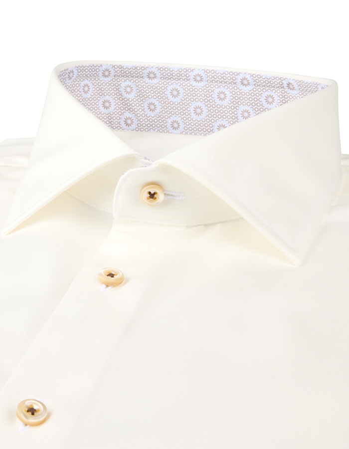 Champagnekleurig twill hemd met contrastdetails en slimline pasvorm