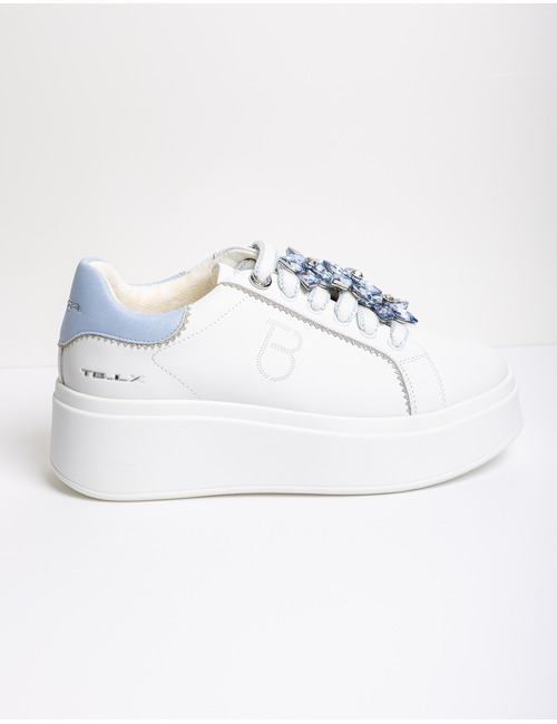witte leren sneakers met blauwe details en platformzool