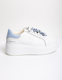 witte leren sneakers met blauwe details en platformzool