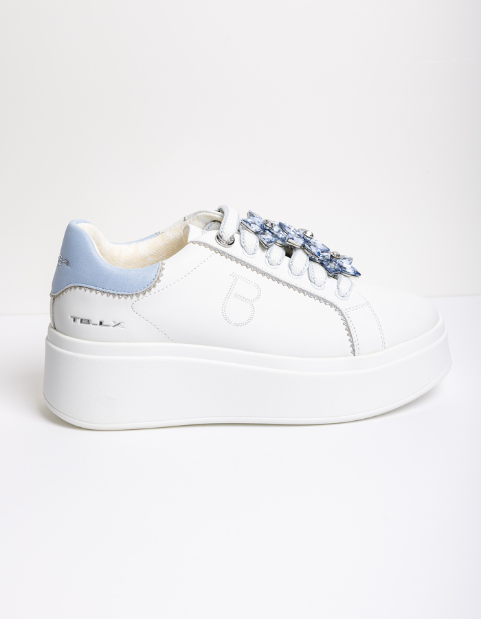 witte leren sneakers met blauwe details en platformzool