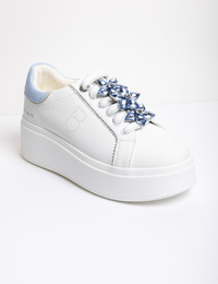 witte leren sneakers met blauwe details en platformzool