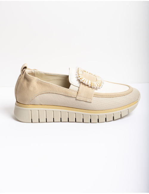 beige instapper met decoratieve gesp