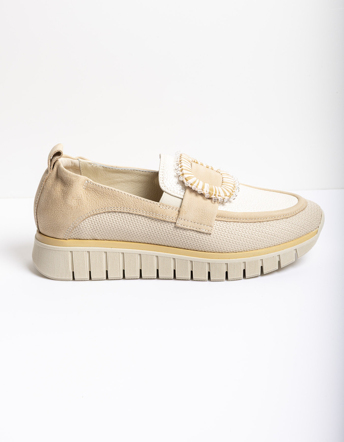 beige instapper met decoratieve gesp