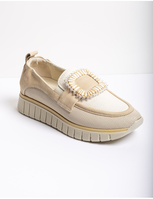 beige instapper met decoratieve gesp