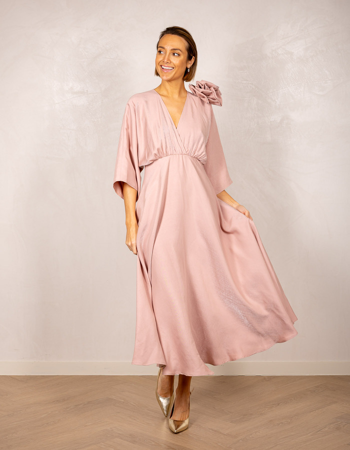 Nxi By Oni Onik lang kleed roze