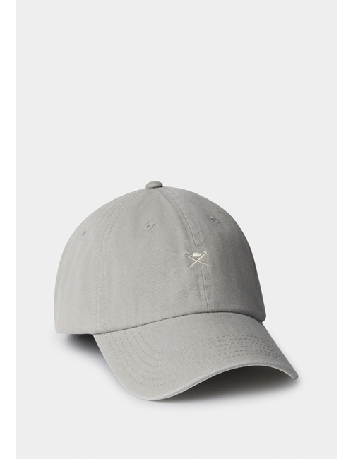 Gewassen pet met geborduurd logo in tin grey