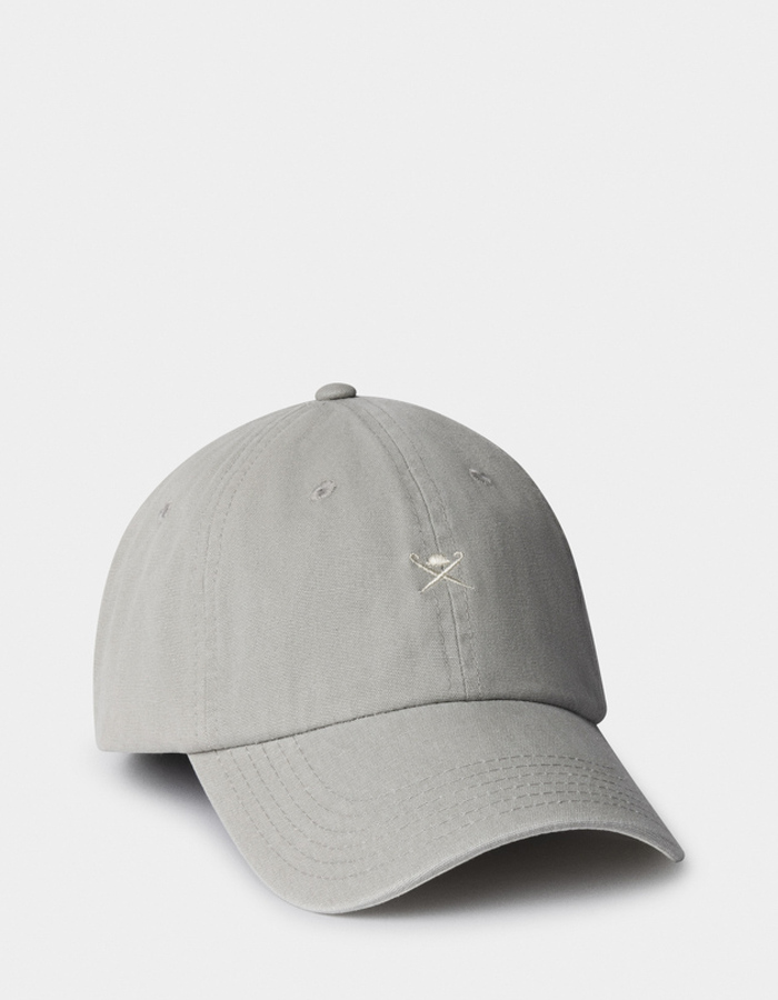 Gewassen pet met geborduurd logo in tin grey