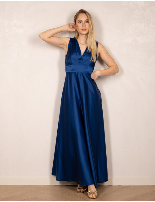 Lange satijnen jurk met V-hals en strikdetail