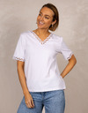 Wit T shirt met V hals en kantafwerking
