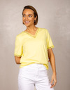 Geel T shirt met V hals en kantafwerking