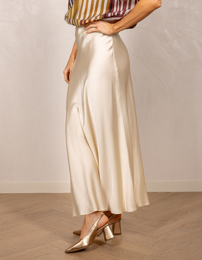 Satijnen maxi rok in beige