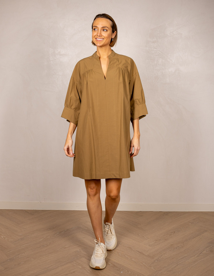 Korte popeline jurk met mandarijnkraag