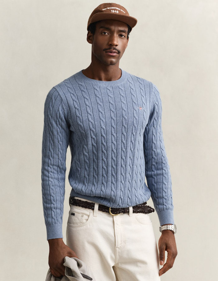 Katoenen kabeltrui met ronde hals in faded denim