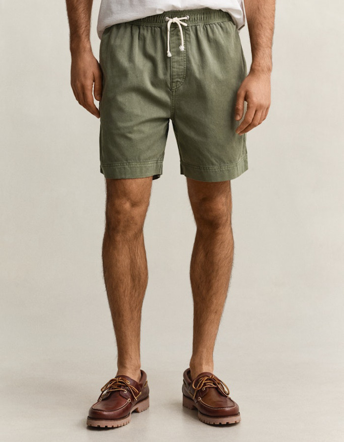 Regular fit sunfaded short met trekkoord in dry herb green