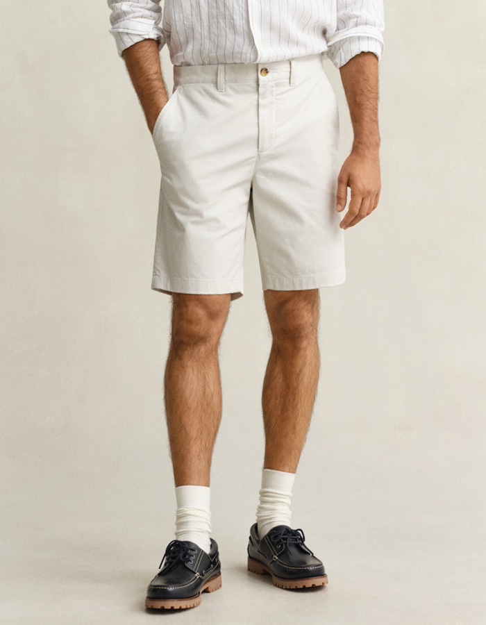 Regular fit classic chinoshort met stretch in sand