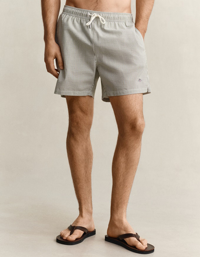 Gestreepte seersucker zwemshort met regular fit in groen