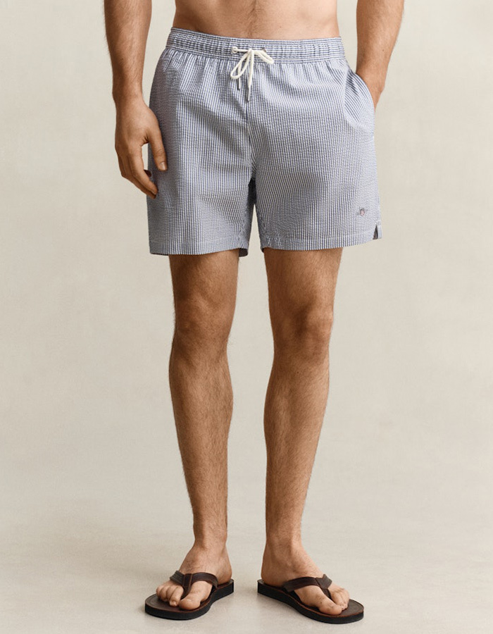 Gestreepte seersucker zwemshort met regular fit in blauw