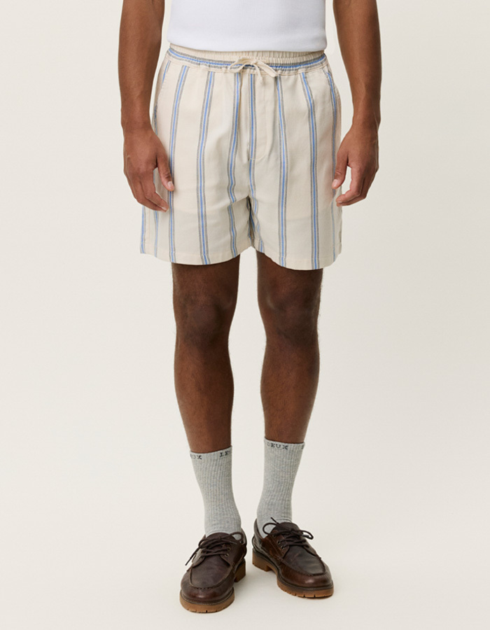 Gestreepte katoenen shorts met regular fit in eggnog white