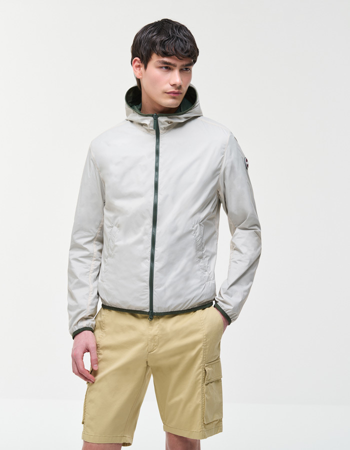 Reversible lichte jas met kap in jeep green en pergamena beige