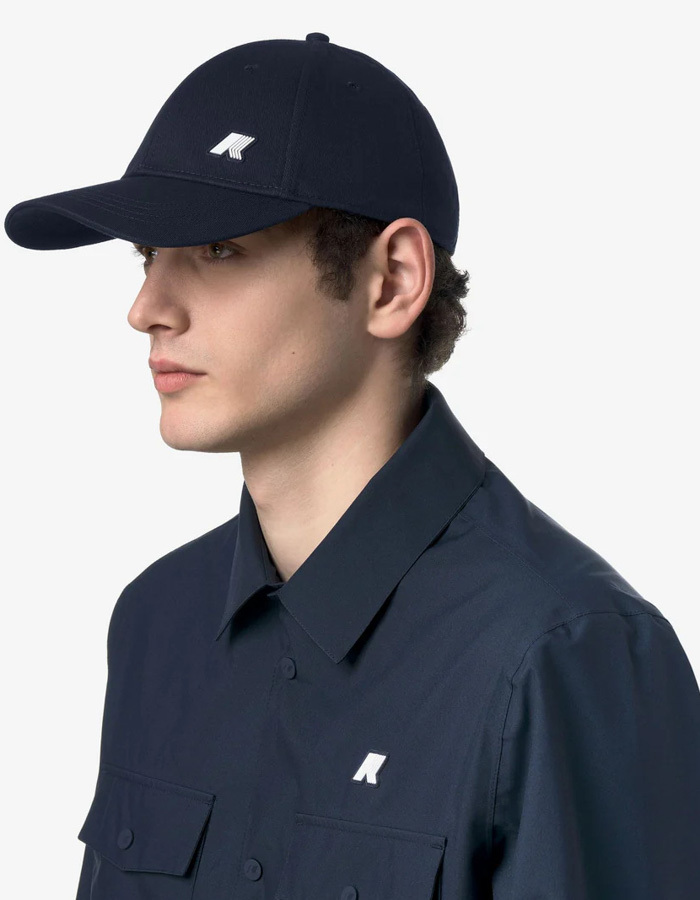 Pet met logo in blue depth