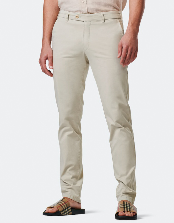 Slim fit chino in fairtrade katoen met stretch in beige