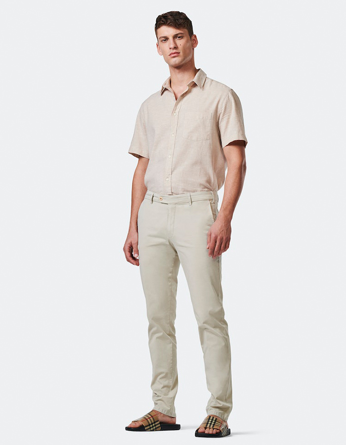 Slim fit chino in fairtrade katoen met stretch in beige