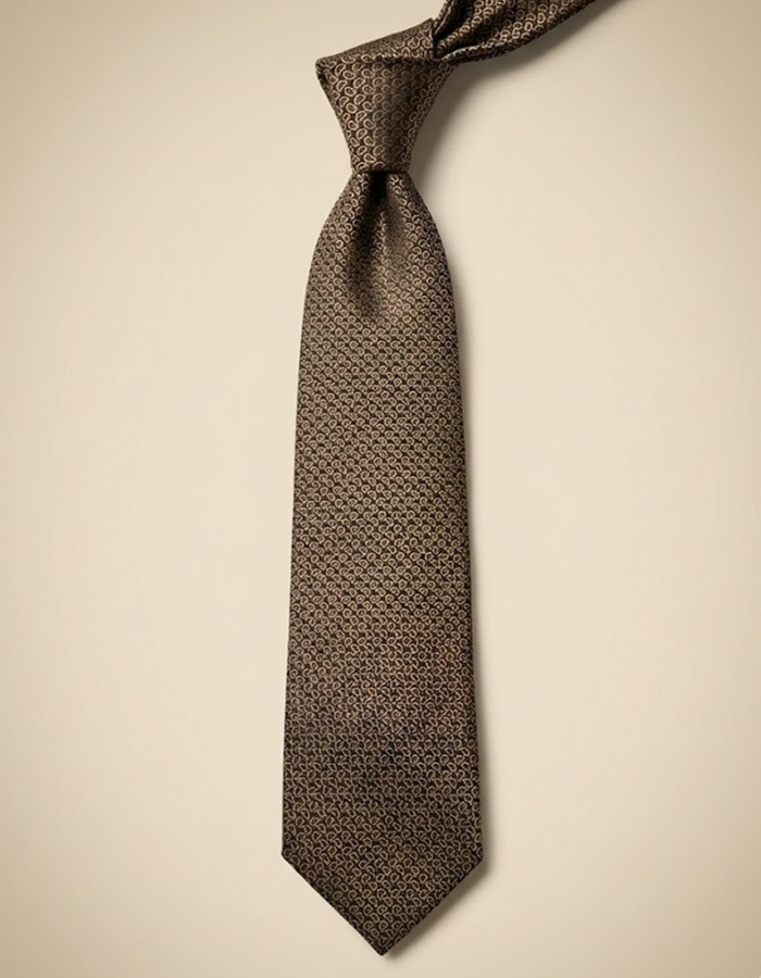 Zijden das met fijn geometrisch motief in bruin