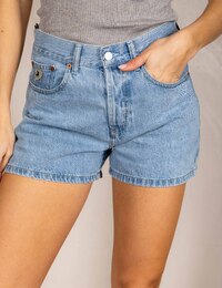 Sandra-C - Denim short met mid-rise taille en rafelige afwerking