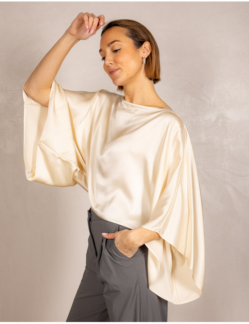 Satijnen blouse met asymmetrische hals in beige