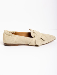 Lola Rayne - Suède loafers met spitse neus en knoopdetail