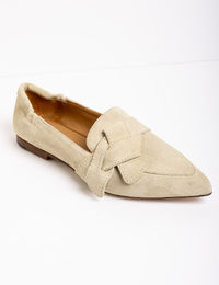 Lola Rayne - Suède loafers met spitse neus en knoopdetail