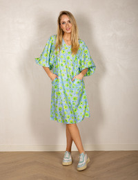 Groene en blauwe jurk met V-hals