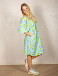 Groene en blauwe jurk met V-hals