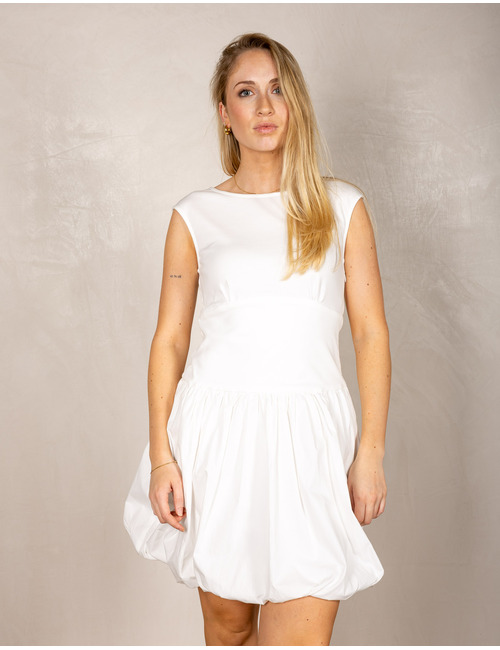 Rene Derhy kleed wit