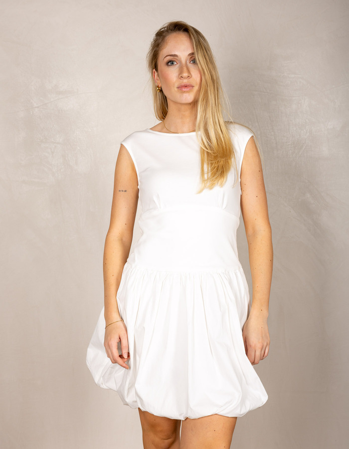 Rene Derhy kleed wit