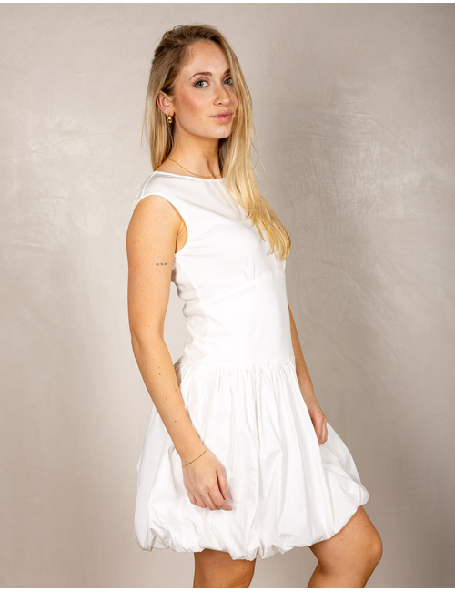 Rene Derhy kleed wit